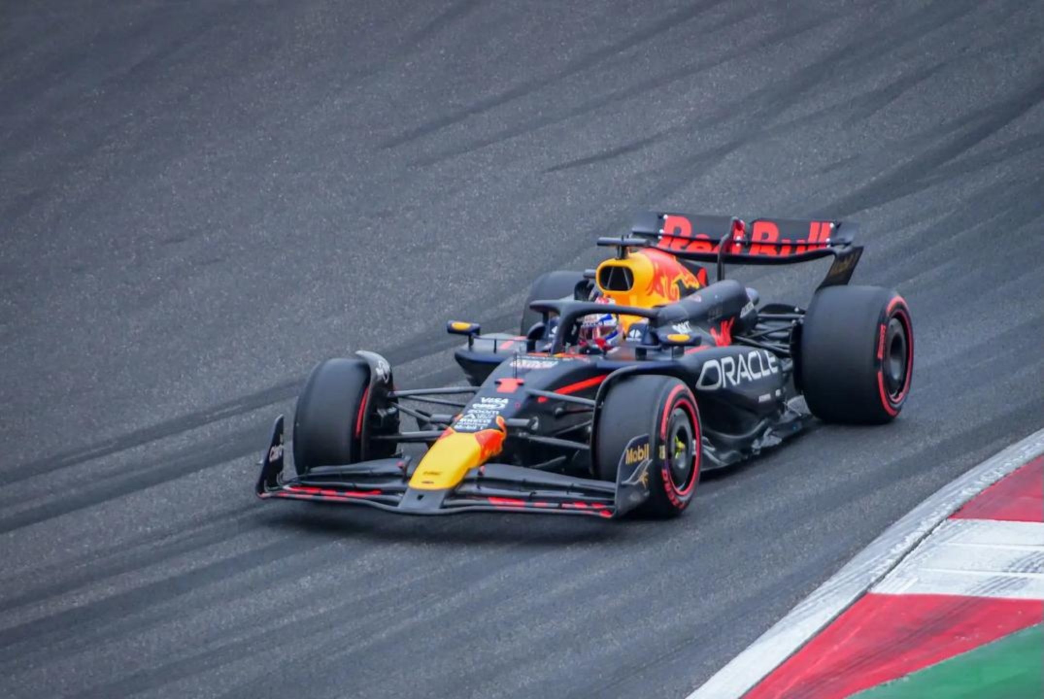 法拉利翻盘索伯车队，维斯塔潘带队取胜的简单介绍