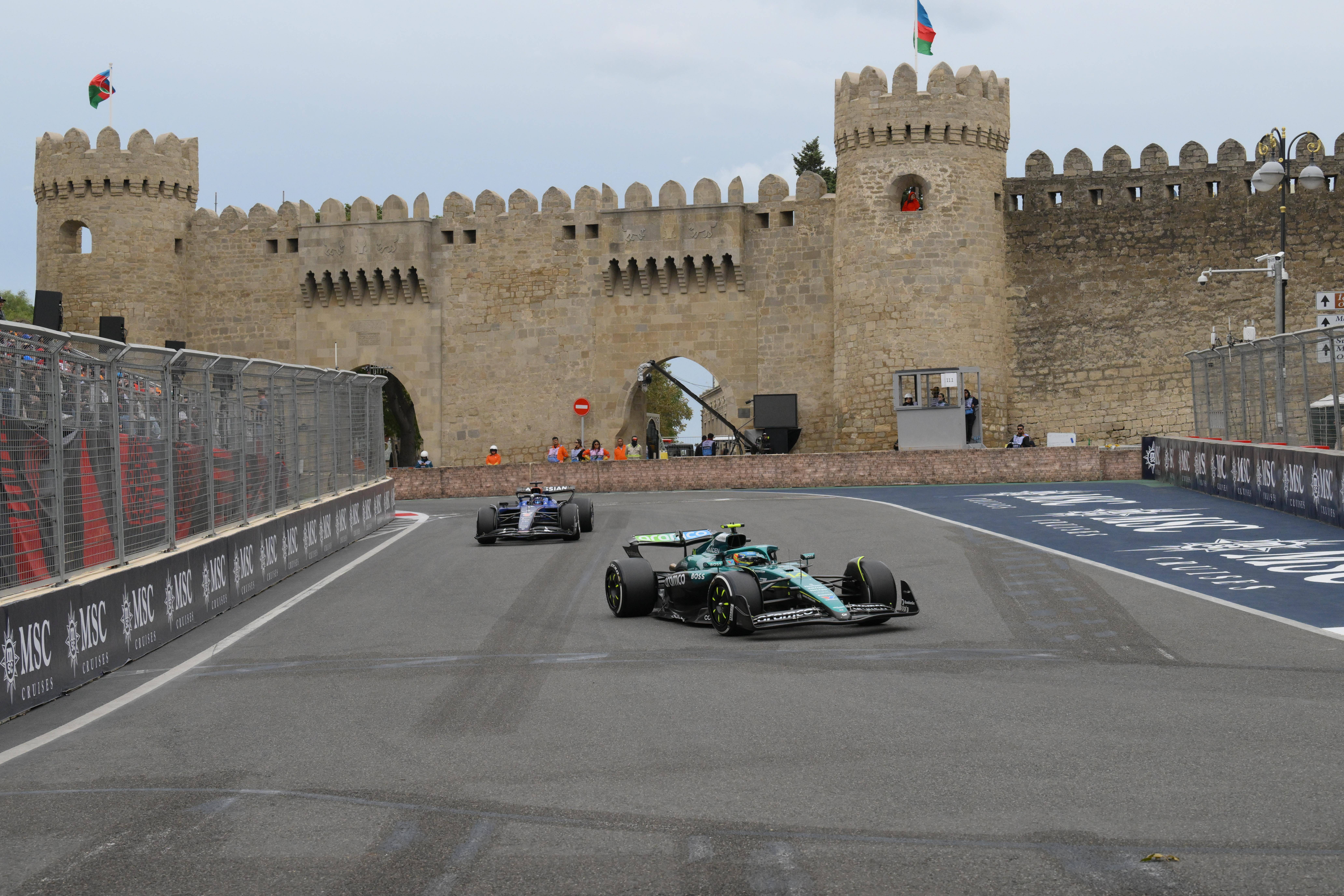 梅赛德斯碾压红牛二队，塞恩斯点燃赛场