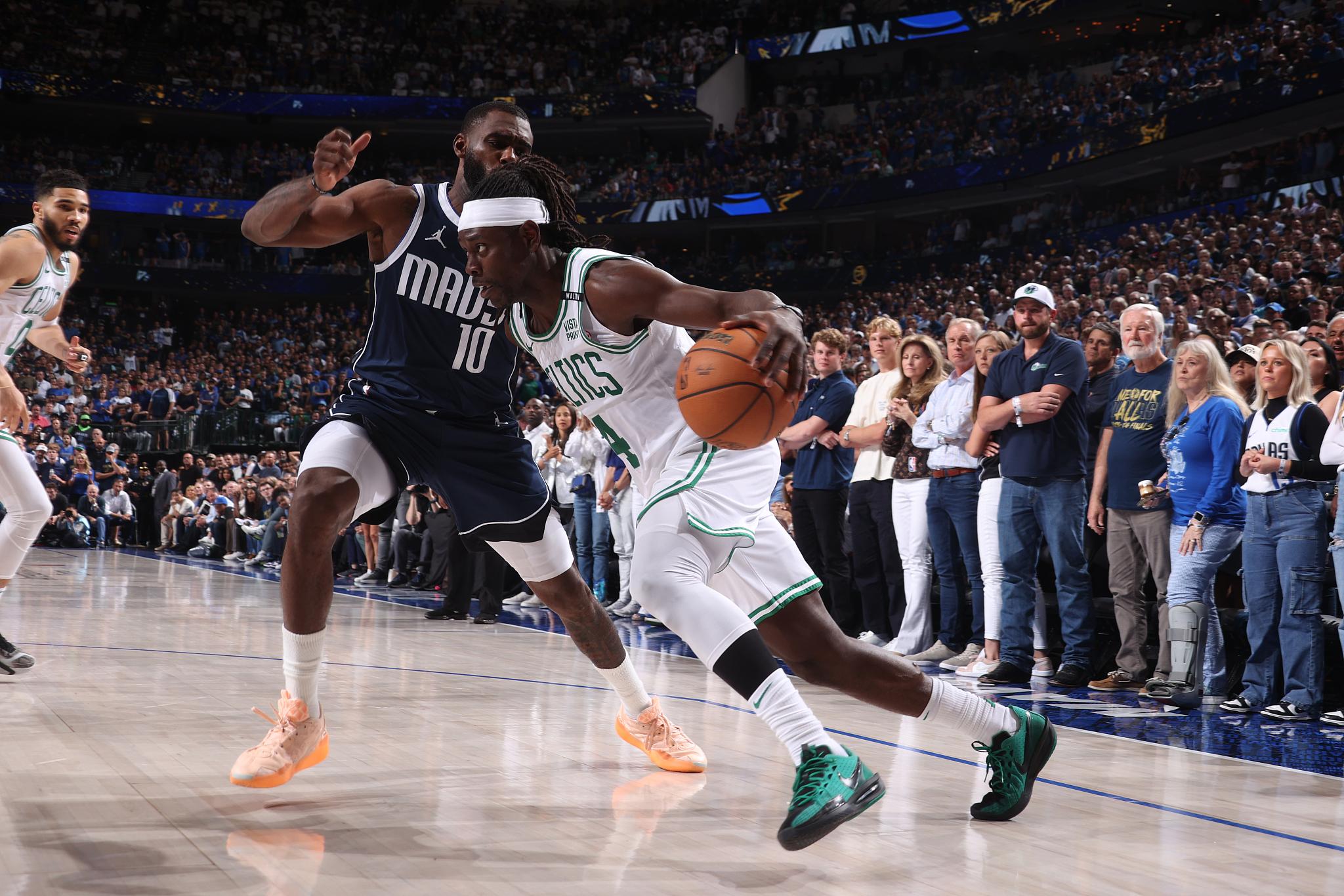 尼克斯轻取新疆队，霍勒迪惊艳四座