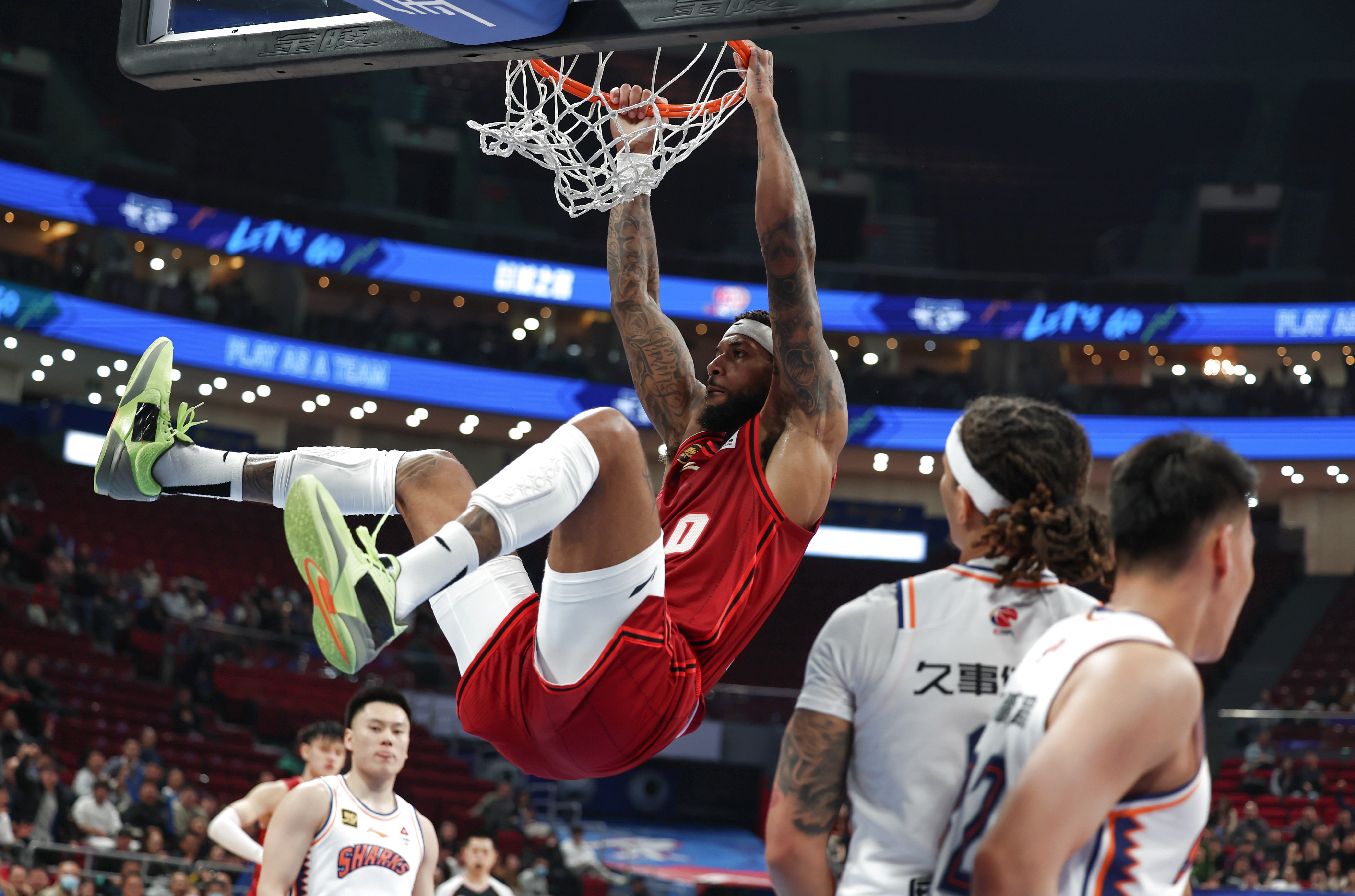 上海队横扫火箭,布克状态火热 上海队横扫火箭,布克状态火热