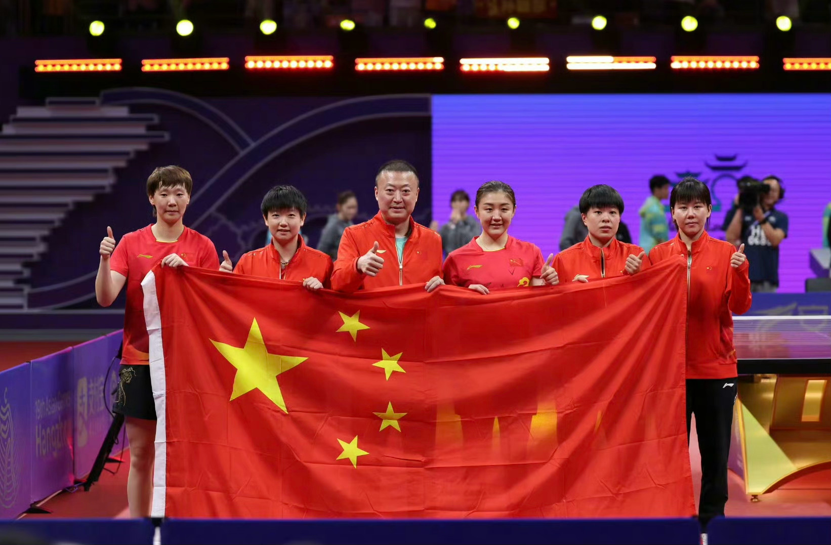 日本队鏖战法国队，黄鸭组合点燃赛场