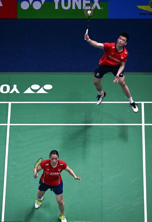 泰国队完胜印尼队，黄鸭组合点燃赛场