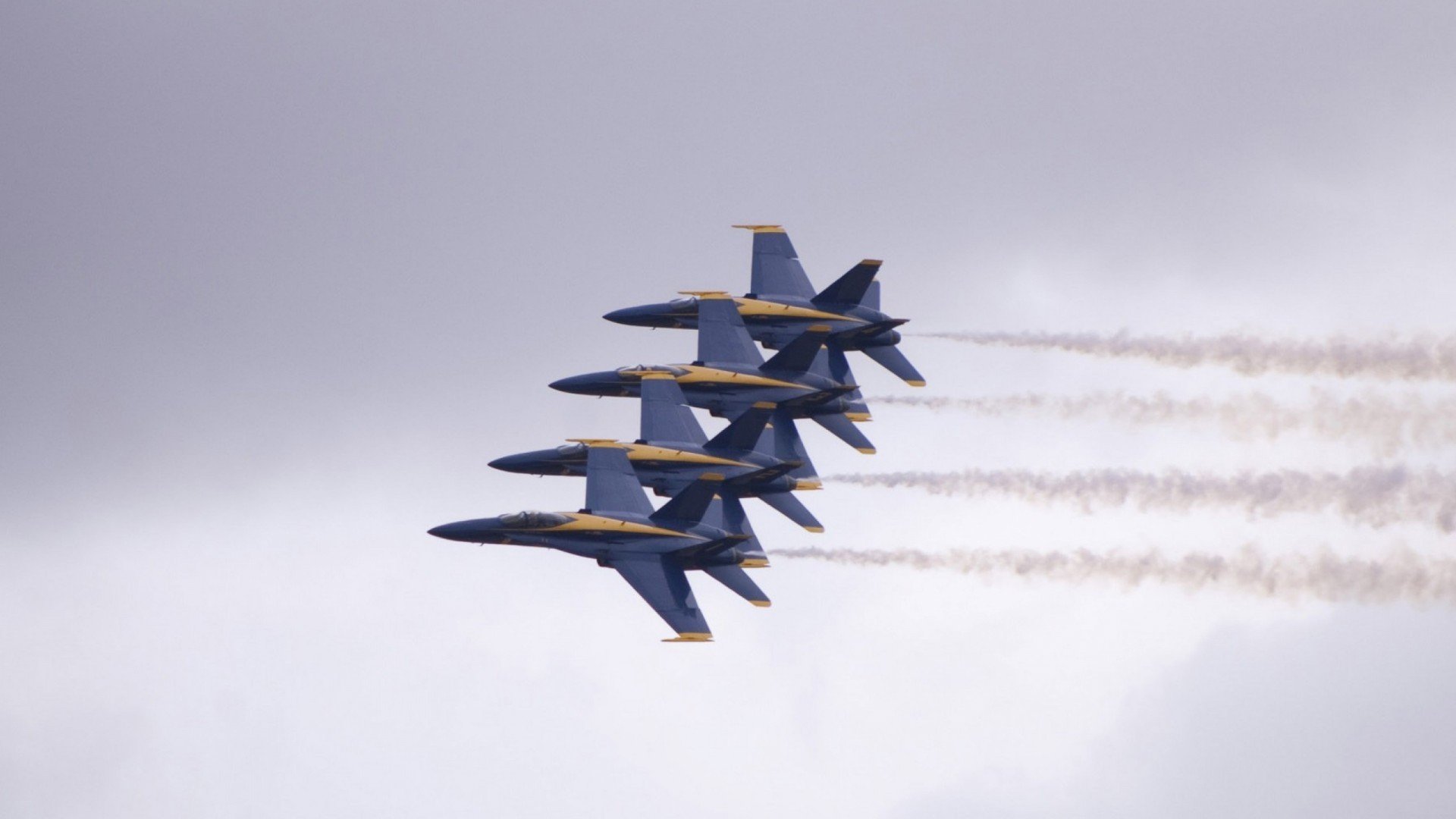 红色警告与银色曙光，汉密尔顿如何一肩扛起梅赛德斯的绝地反击